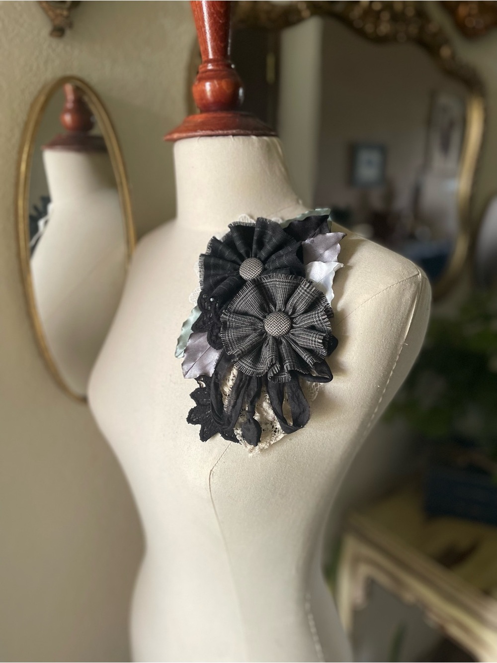 Vintage-inspired flower pin/brooch.